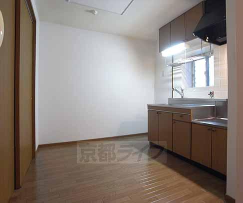 居室・リビング　広々としたダイニングキッチンです。