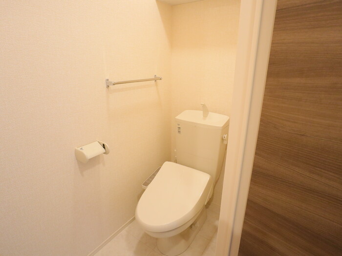 トイレ　落ち着いた色調のトイレです