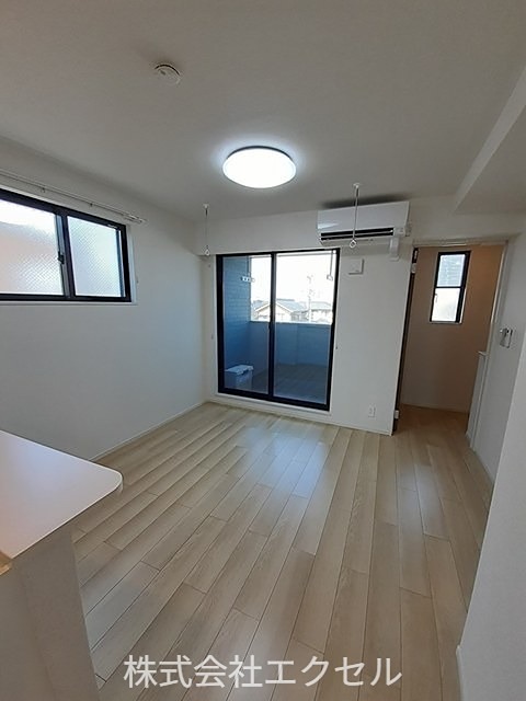 居室・リビング　エアコン完備の明るい室内です。