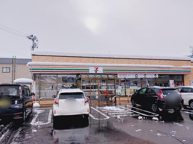 コンビニ　セブンイレブン弘前弘高下店（コンビニ）まで988m