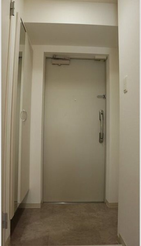 玄関　※写真は同じマンションの違う部屋のものになります。