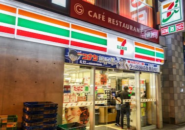 コンビニ　セブン－イレブン港区芝５丁目店（コンビニ）まで86m