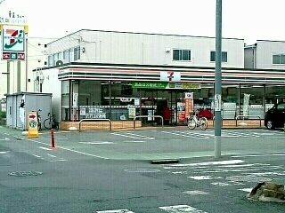 コンビニ　セブンイレブン様（コンビニ）まで450m