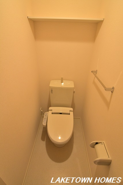 トイレ　上部に収納がある温水洗浄暖房便座付のトイレです。