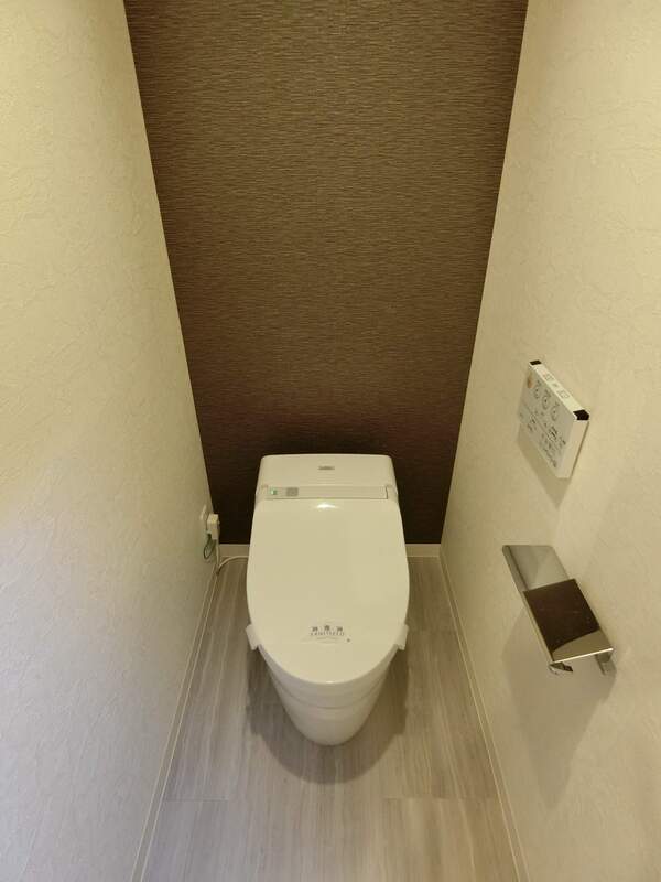 トイレ　落ち着いた色調のトイレです