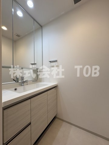 洗面設備　3面鏡シャンプードレッサー