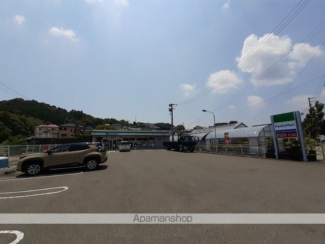 コンビニ　ファミリーマート　高知福井西店（コンビニ）まで1300m