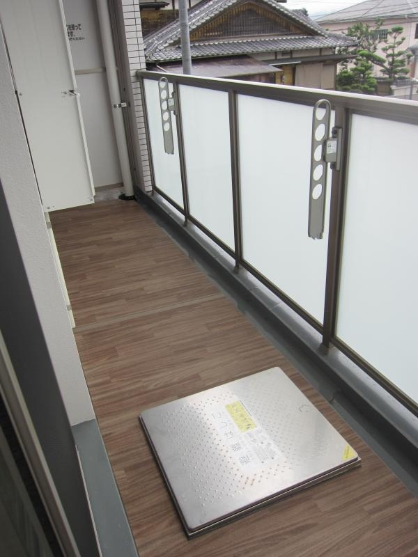 バルコニー　晴れた日はこちらで洗濯物を干せます