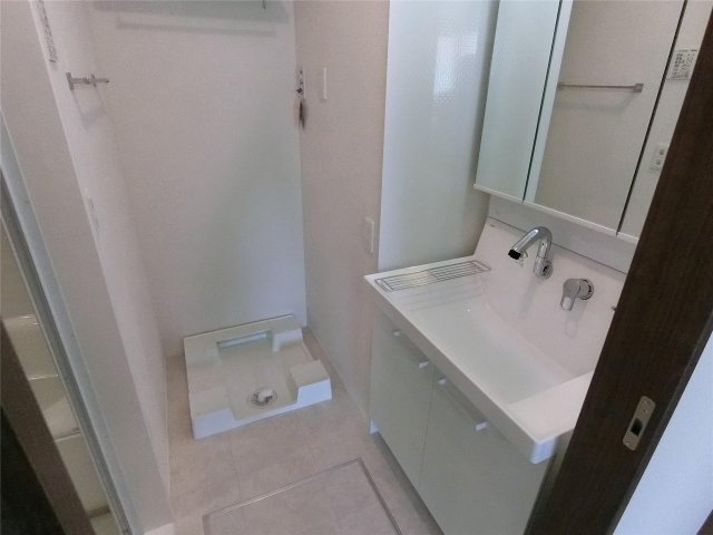 洗面設備　三面鏡付き洗髪洗面化粧台♪洗濯機置き場も完備♪（同仕様画像）