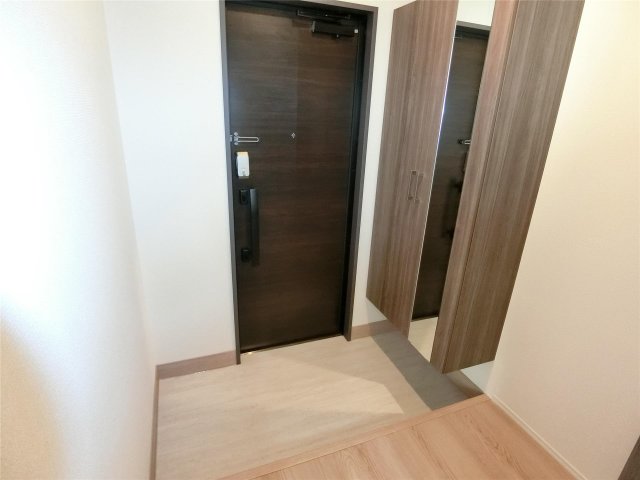 玄関　全身鏡付きシューズボックス付き！ゆったり玄関♪（同仕様画像）