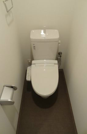 トイレ　温水洗浄便座です※別号室の参考写真になります。
