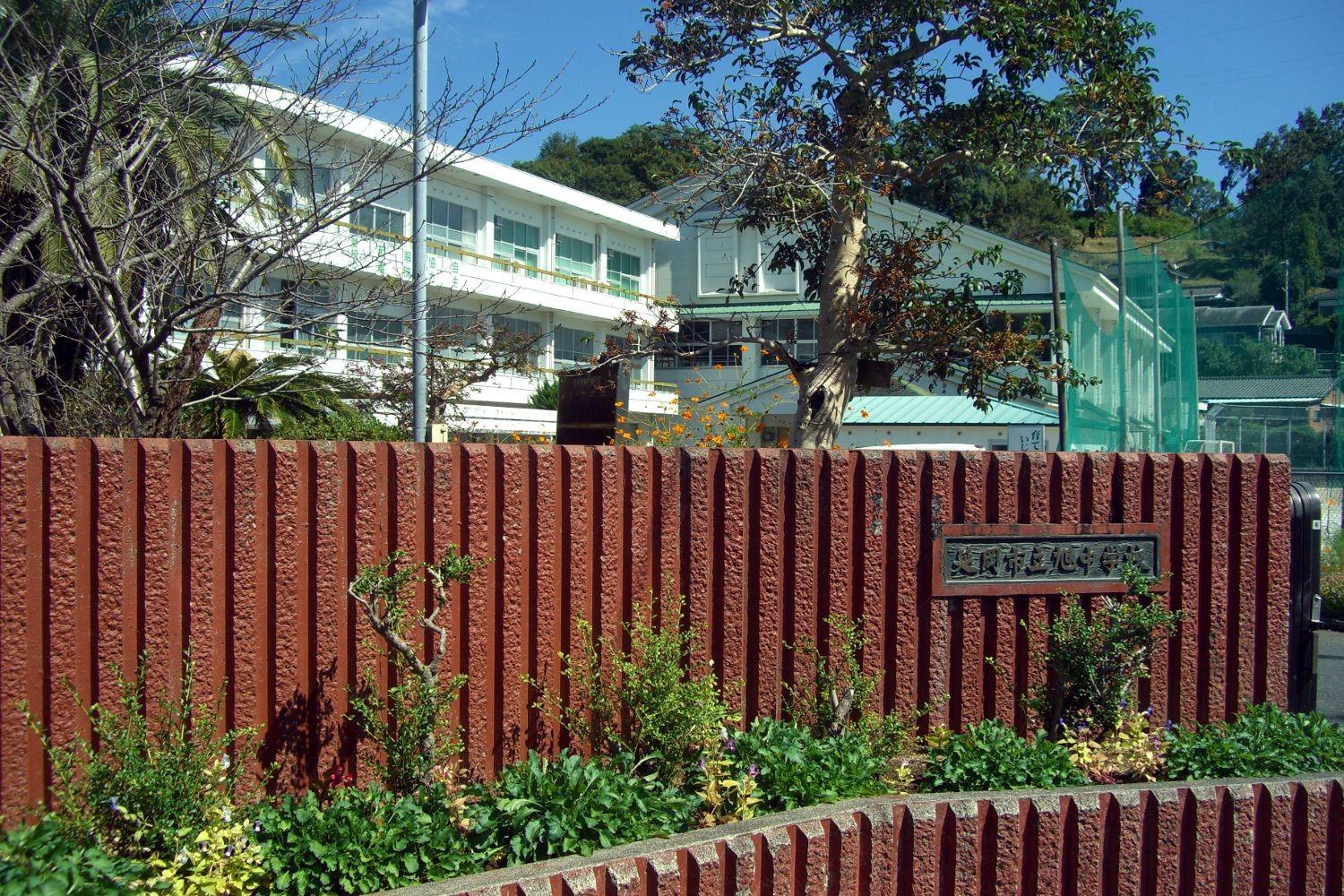 中学校　延岡市立旭中学校（中学校）まで1019m