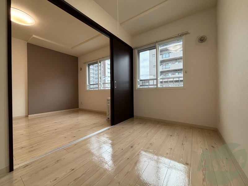 その他部屋・スペース　寝室はこちらです。光が差し込む、温かみのあるお部屋です。