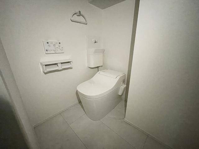トイレ　シャワー付きトイレです。