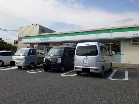 コンビニ　ファミリーマート（コンビニ）まで400m