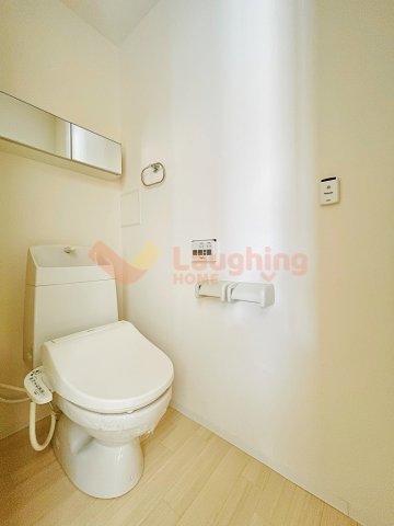 トイレ　落ち着いた色調のトイレです