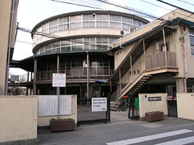 中学校　八尾市立曙川中学校（中学校）まで399m