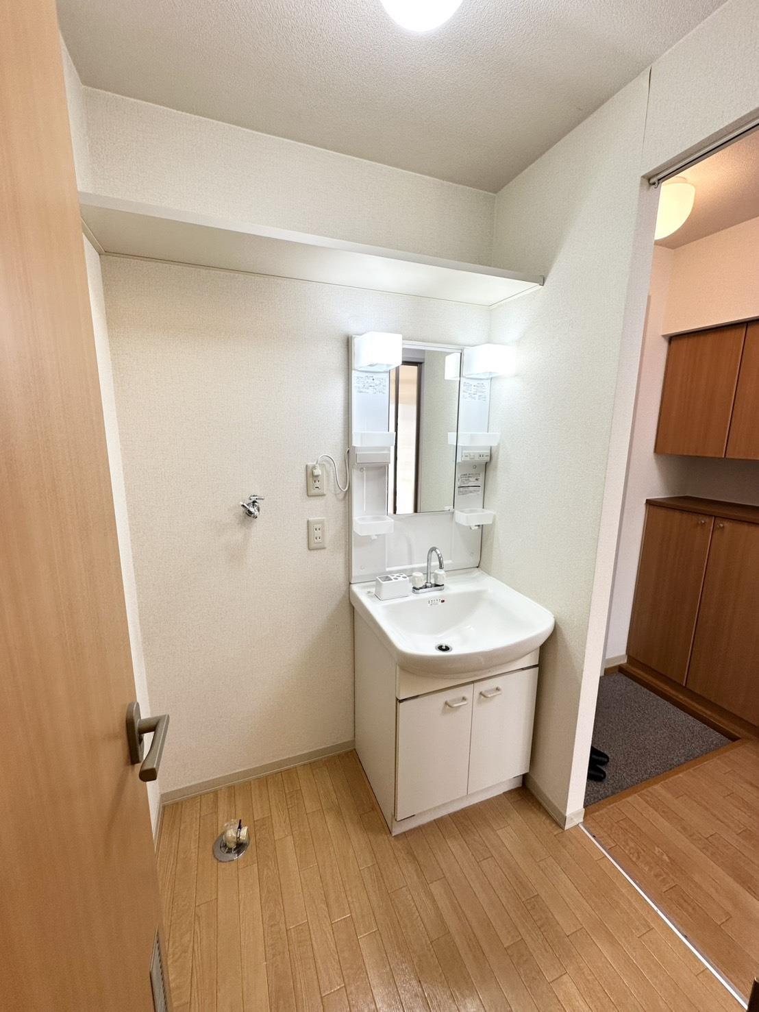 その他　洗面所出入り口にカーテンレールあり