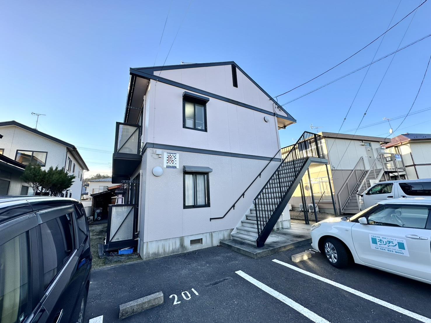 建物外観　敷地内に駐車場完備