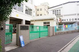 小学校　文京区立指ケ谷小学校（小学校）まで918m