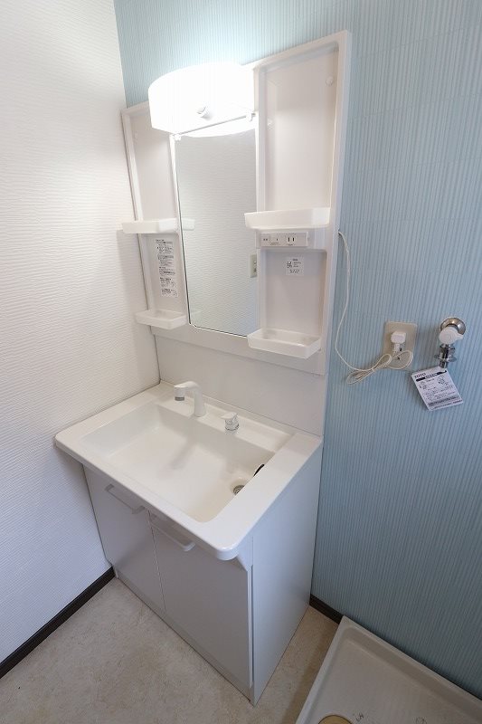 洗面設備　退去予定のため別部屋写真使用