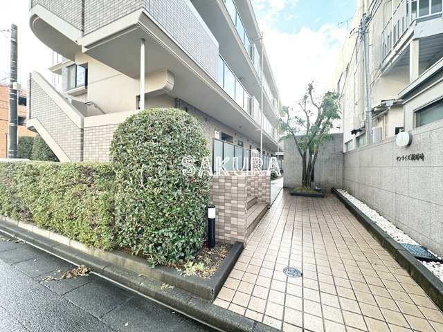 エントランス　管理の行き届いたエントランスです♪