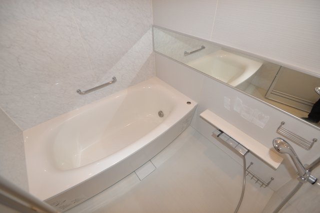 バス・シャワールーム　この写真は同マンションの他のお部屋のものです