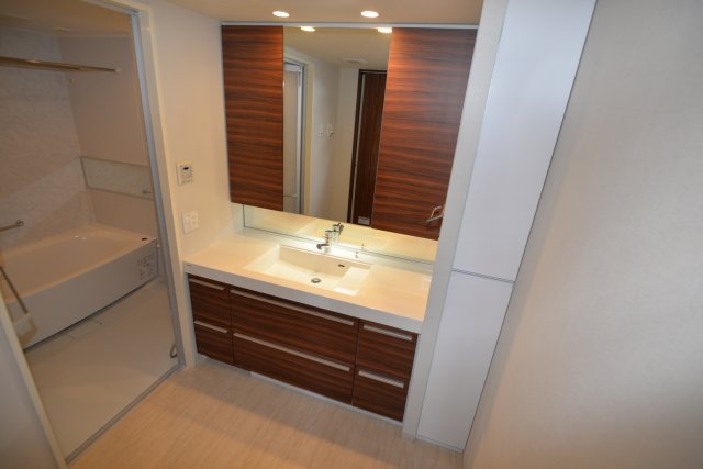 洗面設備　この写真は同マンションの他のお部屋のものです
