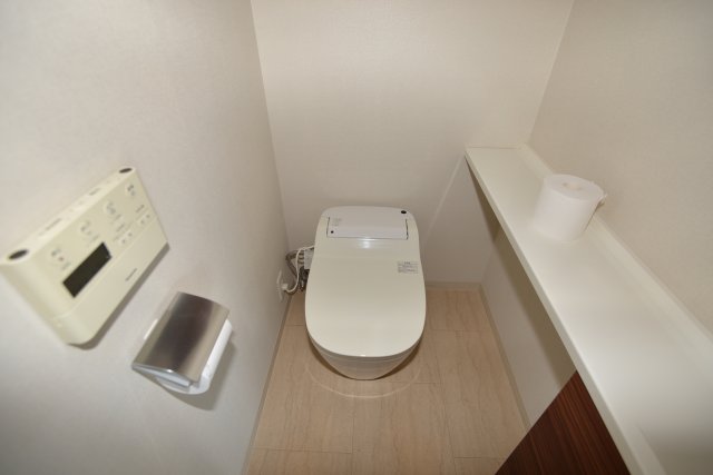 トイレ　この写真は同マンションの他のお部屋のものです