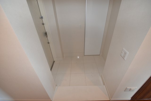 玄関　この写真は同マンションの他のお部屋のものです