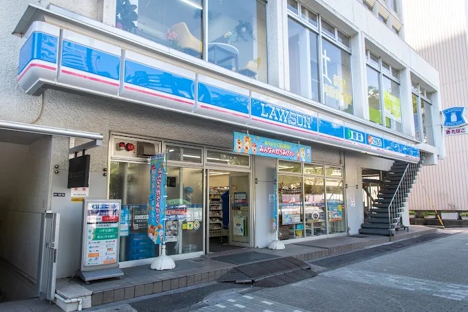 コンビニ　ローソン新宿坂町店（コンビニ）まで50m