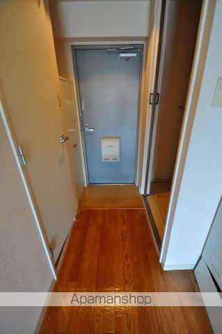 阪急千里線 北千里駅 バス乗車時間：10分 最寄りバス停で下車 徒歩3分 4階建 築30年の玄関写真