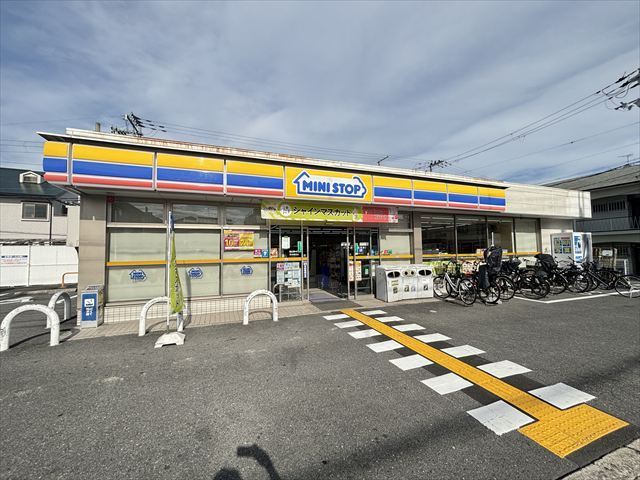 コンビニ　ミニストップ　茨木春日（コンビニ）まで93m