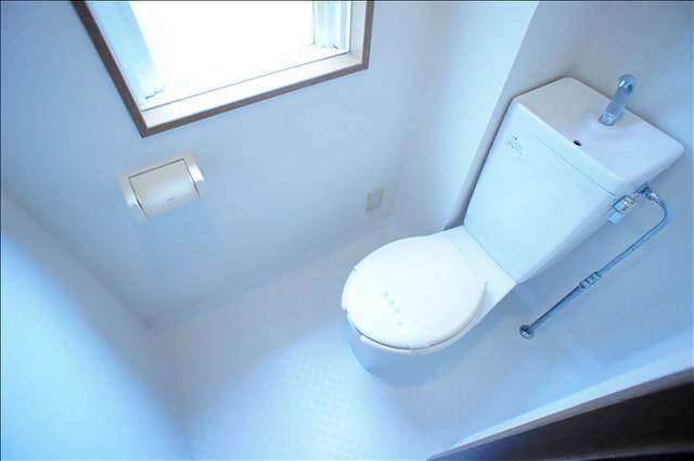 トイレ　清潔感のある窓の付いたトイレです