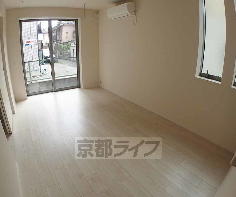 居室・リビング　白を貴重にとても綺麗なお部屋です。