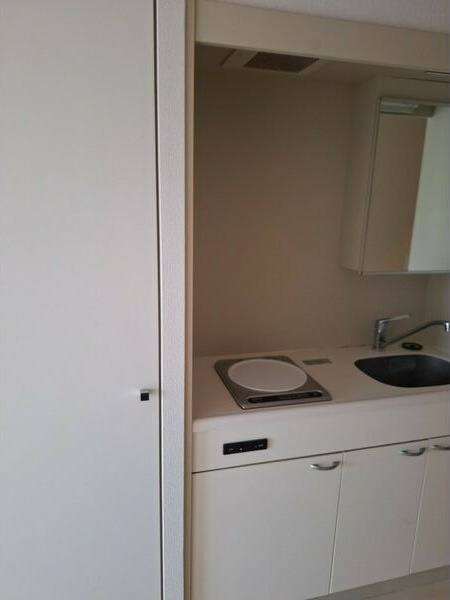 キッチン　※写真は同じマンションの違う部屋のものになります。反転タイプ