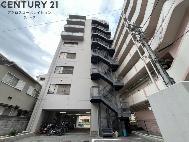 建物外観　エレベーター付きで重たい荷物も楽々♪