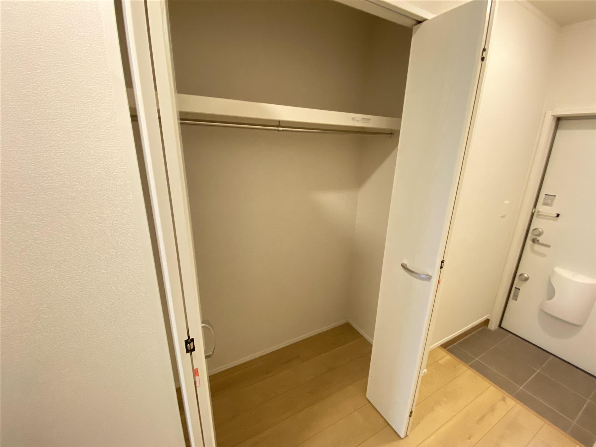 収納　ポールや棚板もついているクローゼットです
