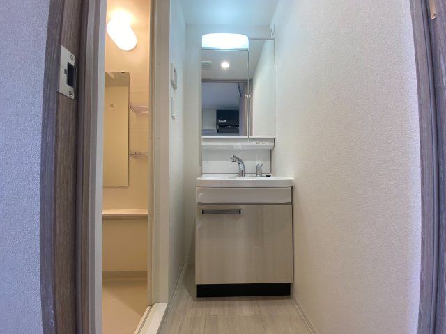 洗面設備　独立洗面化粧台が付いています