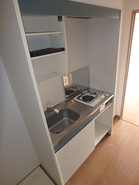 キッチン　調理スペースもあるので自炊もできますよ。