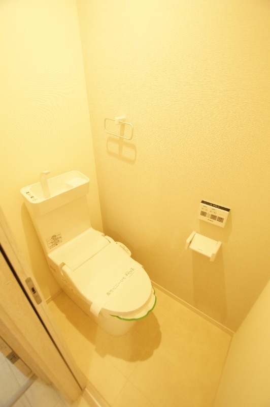 阪急神戸線 塚口駅 徒歩7分 3階建 築9年のトイレ写真
