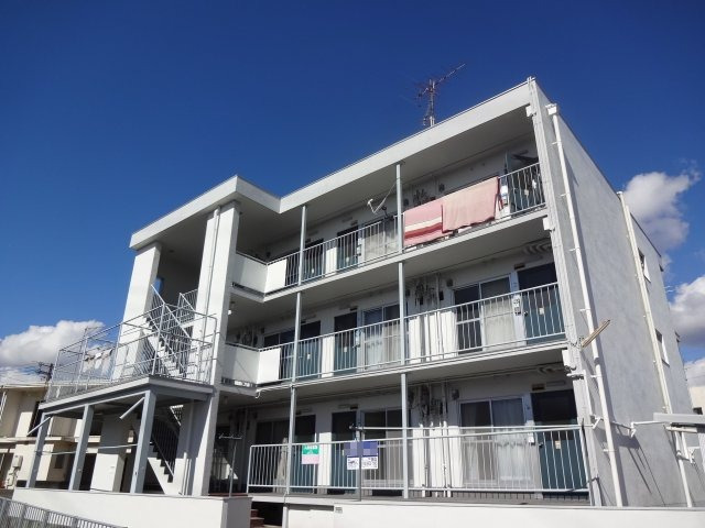 建物外観　買い物便利な場所にある、全体的に賃料が抑えめな２ＤＫマンショ