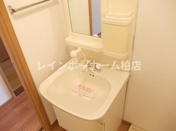 洗面設備　明るい洗面所です