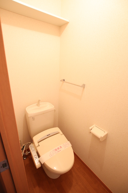 トイレ　洗浄機能付便座のトイレは上部に棚付