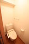 トイレ　洗浄機能付便座のトイレは上部に棚付