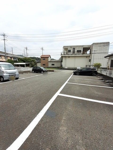 【ニュークレストールIIの駐車場】