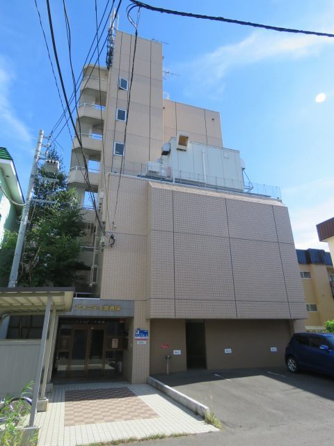 札幌市東区北二十三条東のマンションの建物外観