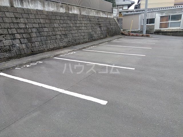 【プリムローズＢの駐車場】