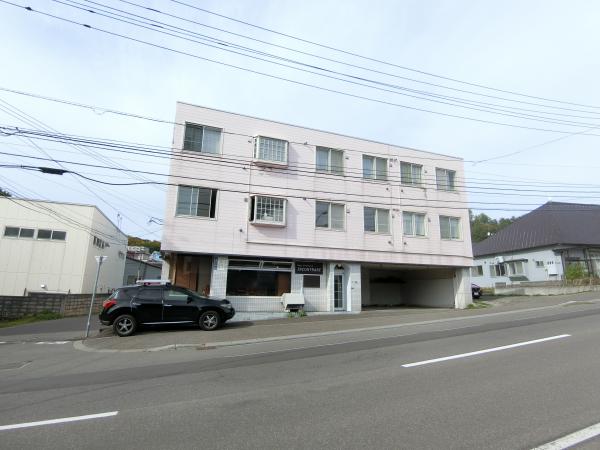 小樽市長橋のアパートの建物外観