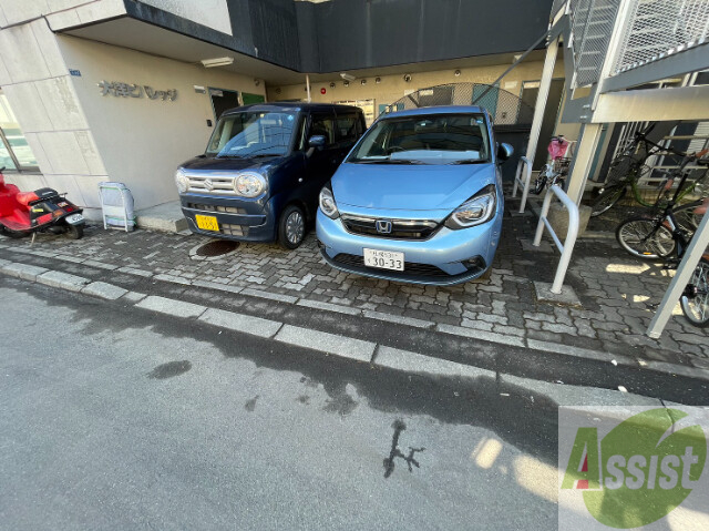 【札幌市北区麻生町のマンションの駐車場】